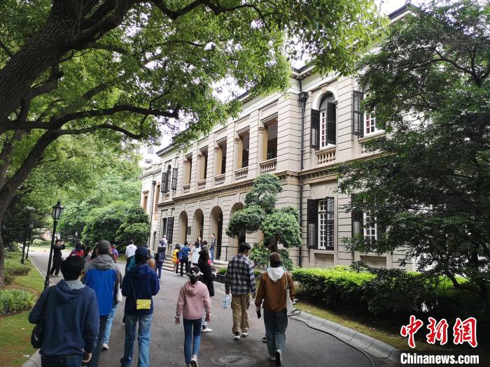 新階層人士參觀英國(guó)駐滬領(lǐng)事館?！》队畋?攝