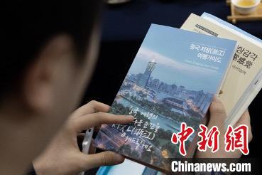 參展觀眾閱讀浙江文旅手冊(cè)?！《≌裾?攝