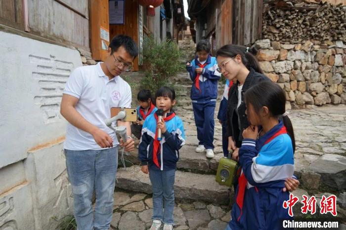 杜曉帆與該中心教師團隊積極探索文化遺產(chǎn)方法論，深耕鄉(xiāng)村遺產(chǎn)領(lǐng)域?！偷┐髮W國土與文化資源研究中心供圖