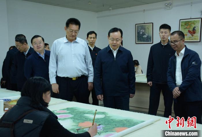 致公黨中央主席蔣作君近日率調(diào)研組赴山東開展重點考察調(diào)研。圖為在菏澤市巨野縣書畫院調(diào)研?！五?攝