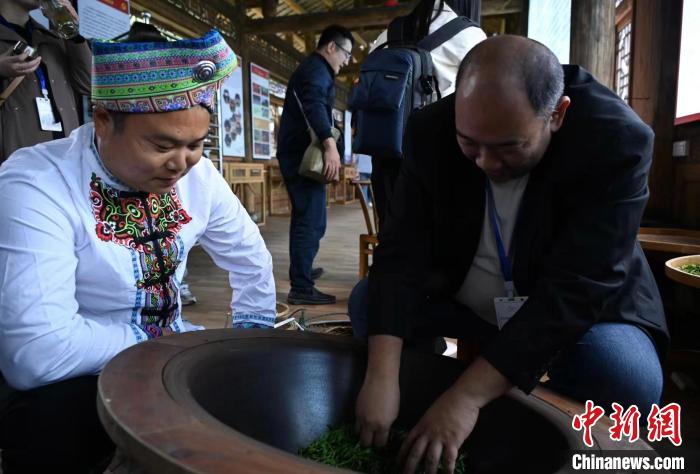 東盟國家媒體記者了解制茶工藝?！堊?攝