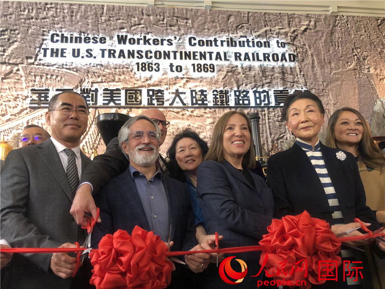 圖為（從右到左）方李邦琴、加州副州長康依蓮、舊金山市議長佩斯金、中國駐舊金山副總領(lǐng)事潘慶江在剪彩。人民網(wǎng)記者 鄧圩攝