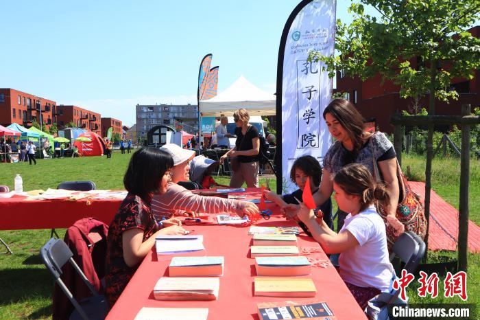 孩子們在工作坊學(xué)習(xí)剪紙?！◆斻肟鬃訉W(xué)院供圖