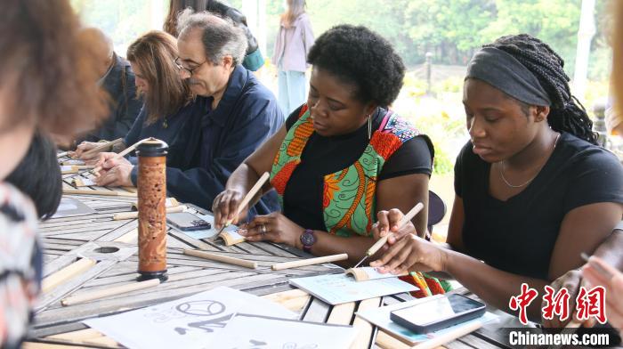 外交官們體驗(yàn)嘉定竹刻?！∪A東師范大學(xué)供圖