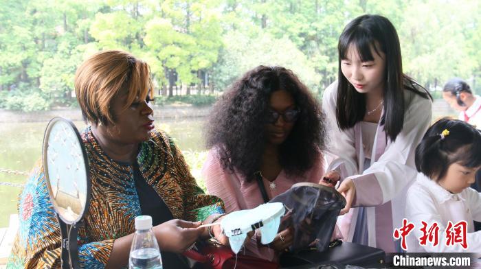 外交官們體驗(yàn)做團(tuán)扇。　華東師范大學(xué)供圖