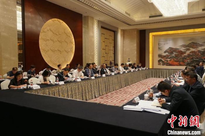 民進中央主席蔡達峰近日率調研組赴江蘇開展重點考察調研。圖為在調研座談會現場。　民進中央供圖