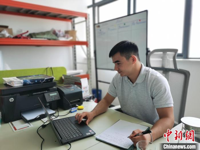 李浩宇正在辦公。　黨田野 攝