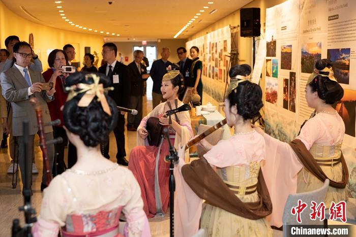 當(dāng)?shù)貢r(shí)間5月19日，中國(guó)常駐聯(lián)合國(guó)代表團(tuán)、中國(guó)文化和旅游部、泉州市人民政府在紐約聯(lián)合國(guó)總部聯(lián)合舉辦“茶和天下·雅集”主題展覽和招待會(huì)。圖為展覽現(xiàn)場(chǎng)泉州南音表演。 <a target='_blank' href='/' _fcksavedurl='/'><p  align=