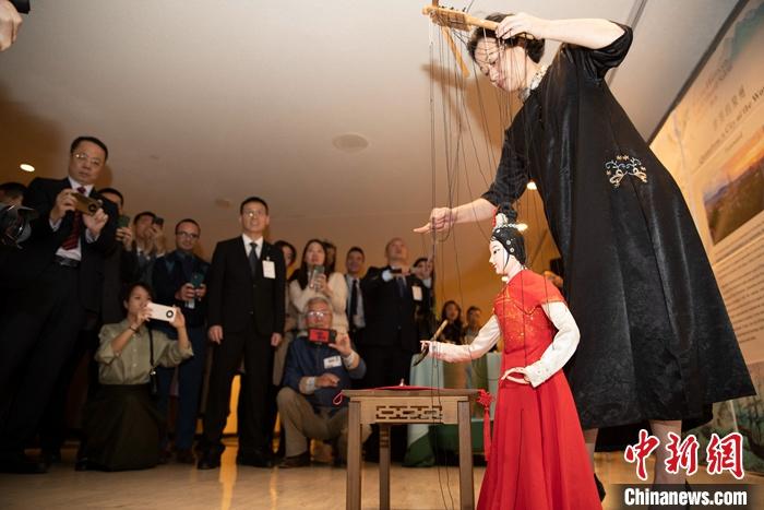 當(dāng)?shù)貢r(shí)間5月19日，中國(guó)常駐聯(lián)合國(guó)代表團(tuán)、中國(guó)文化和旅游部、泉州市人民政府在紐約聯(lián)合國(guó)總部聯(lián)合舉辦“茶和天下·雅集”主題展覽和招待會(huì)。圖為展覽表演泉州提線木偶寫(xiě)書(shū)法。 <a target='_blank' href='/' _fcksavedurl='/'><p  align=