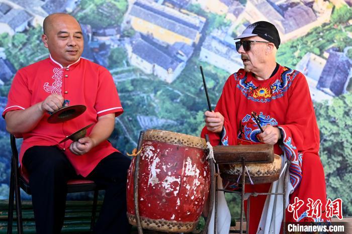 代表團成員在漳州市南靖縣與當?shù)孛耖g樂隊臨時組隊?！埥鸫?攝