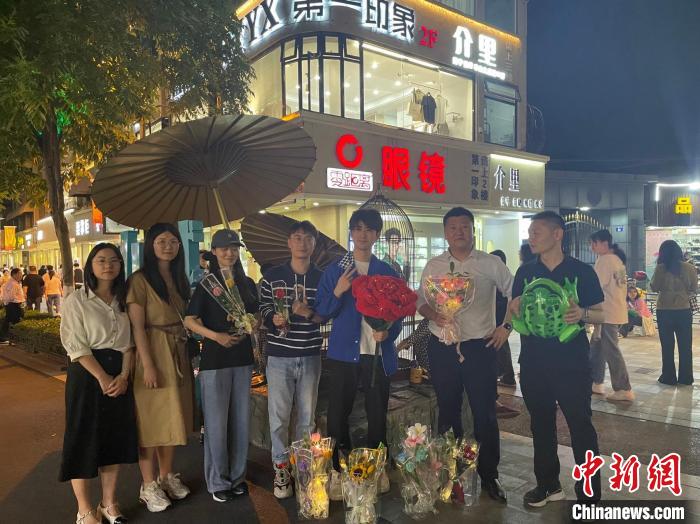 在東陽橫店，宣講團導師、成員與橫店演員(右三)合影?！?東陽市融媒體中心 供圖