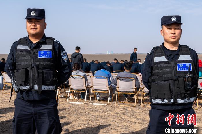 圖為承擔(dān)神舟十六號(hào)載人飛船安保任務(wù)的移民管理警察?！∨ｖ?攝