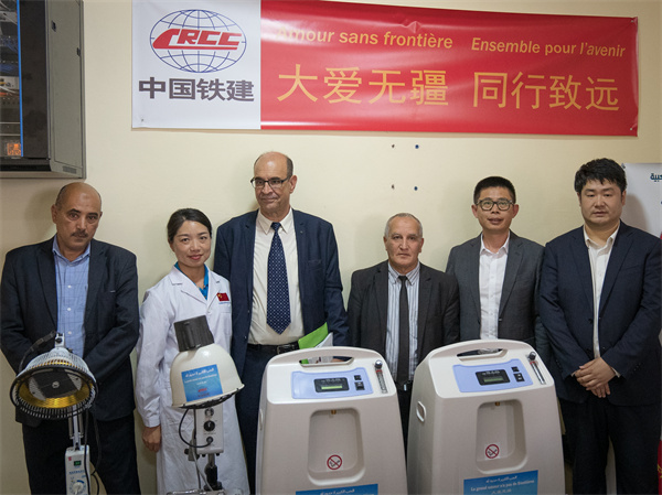 中國鐵建阿爾及利亞公司向當?shù)蒯t(yī)院捐贈醫(yī)療物資。鐵建國際供圖