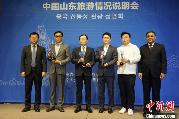為“好客山東”旅游大使授牌?！⑿?攝