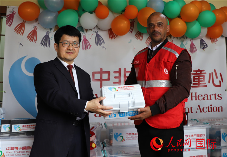 李健大使向孤兒院負責人移交捐贈物資。人民網(wǎng)記者 王傳寶攝
