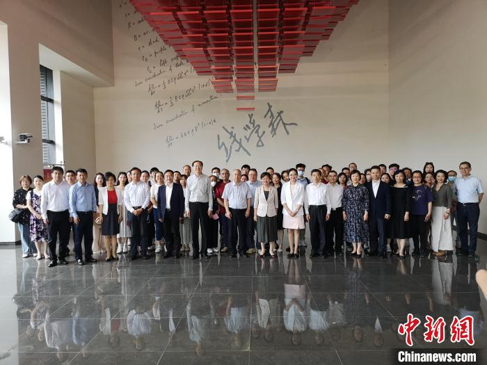 上海僑界人士參觀上海交通大學(xué)錢學(xué)森圖書館?！》队畋?攝