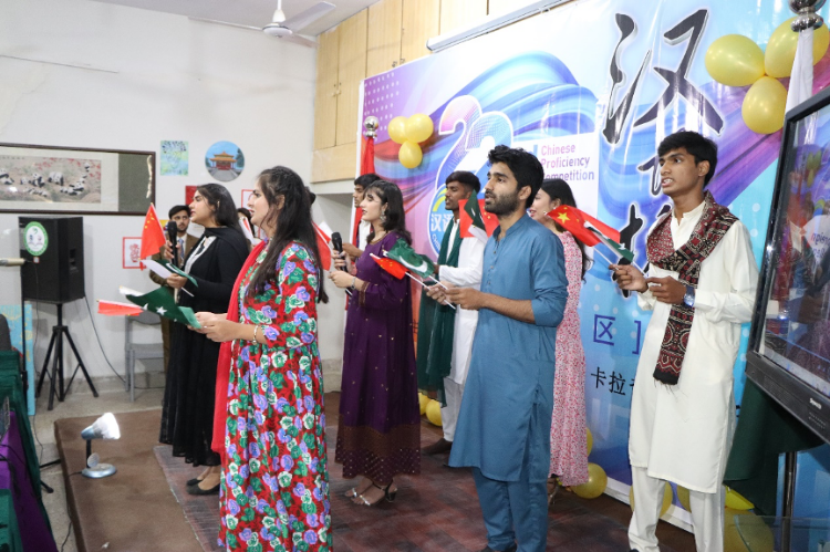 “漢語橋”世界大學(xué)生中文比賽卡拉奇賽區(qū)決賽現(xiàn)場，參賽選手共同演唱中文歌曲?？ɡ娲髮W(xué)孔子學(xué)院供圖