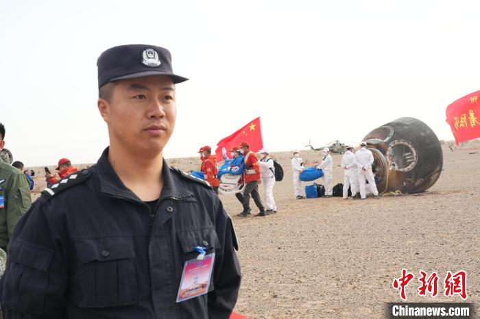 圖為阿拉善邊境管理支隊(duì)民警在著陸場開展安保工作?！埥?攝