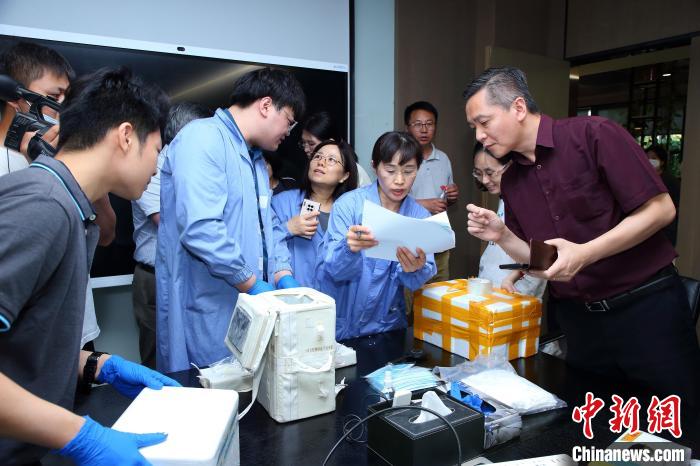 科研人員清點、查看隨神舟十五號返回地面的空間科學實驗樣品?！≈锌圃嚎臻g應(yīng)用中心 供圖