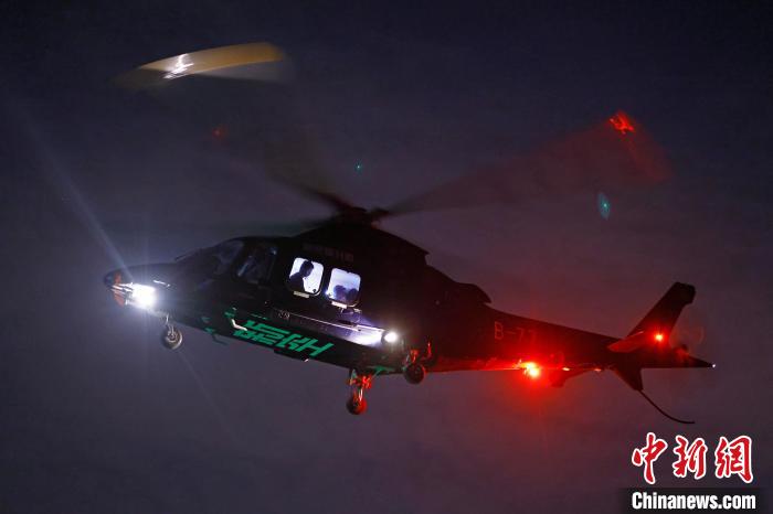 6月3日晚，游客乘坐上海新空直升機(jī)有限公司直升機(jī)開(kāi)啟鳥(niǎo)瞰黃浦江空中圓夢(mèng)之旅?！∫罅⑶?攝