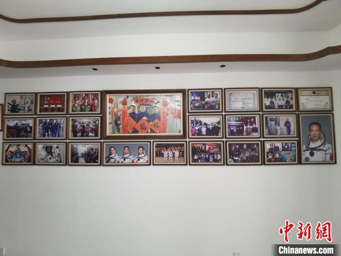 家中的照片墻上，新增了費(fèi)俊龍此次飛天的照片?！＄娚?攝