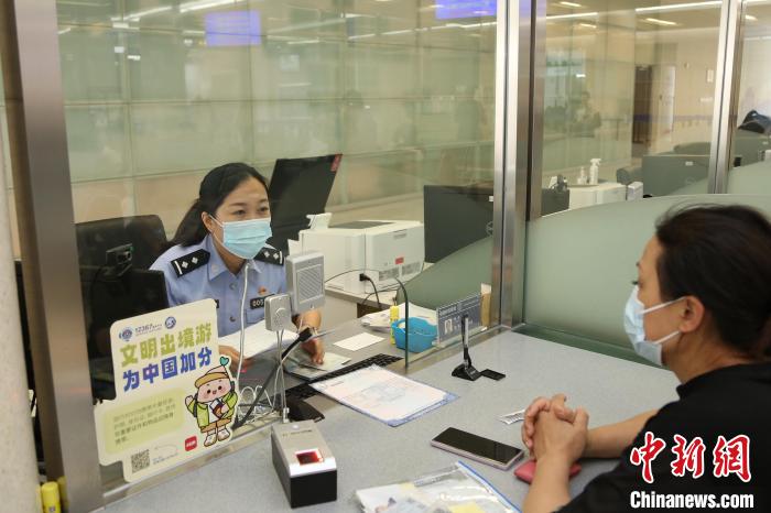 2023年1月9日至5月31日，上海市公安出入境管理部門共受理中國公民出入境證件228.5萬證次?！∩虾Ｊ泄簿止﹫D