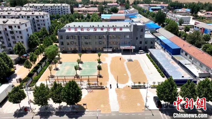 德州陵城區(qū)開(kāi)放1297處鎮(zhèn)村公共場(chǎng)地，緩解農(nóng)民曬糧難題?！×瓿菂^(qū)委宣傳部供圖