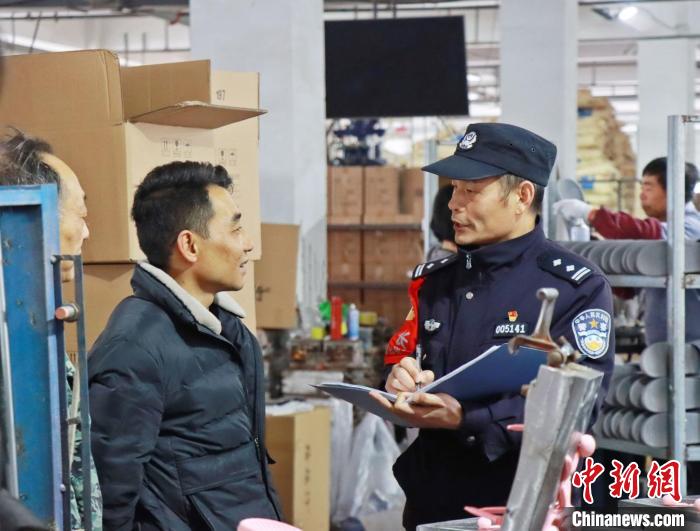 3月30日，大興派出所民警來到轄區(qū)中小企業(yè)，開展“為民為企為項目”走訪活動。　合肥警方供圖