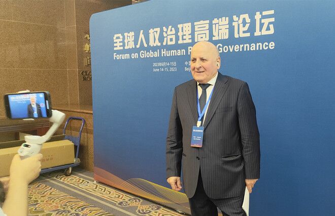 聯(lián)合國經(jīng)濟、社會及文化權(quán)利委員會副主席兼報告員、莫斯科國際關(guān)系學(xué)院國際法系主任阿斯蘭·阿巴希澤接受人民網(wǎng)記者采訪。圖片來源：視頻截圖