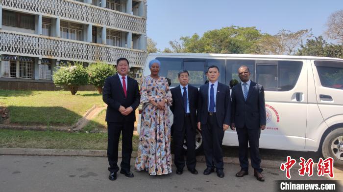 捐贈儀式現(xiàn)場?！∈茉L者供圖