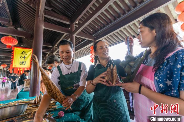 包粽子現(xiàn)場。　忻之承 攝