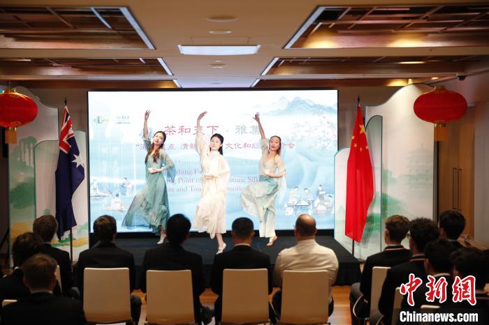澳大利亞悉尼中學(xué)生參加“茶和天下”雅集文化體驗(yàn)活動(dòng)。圖為悉尼夕月組合的茶舞表演《福茶香飄》。　顧時(shí)宏 攝