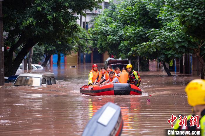 7月4日，萬(wàn)州區(qū)五橋街道，消防救援人員用沖鋒舟救援轉(zhuǎn)運(yùn)被困群眾。　冉孟軍 攝