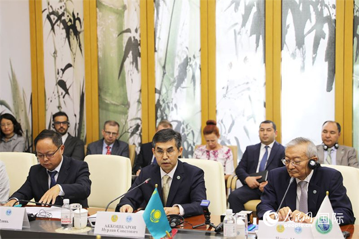 哈薩克斯坦常駐上合組織秘書處代表努爾蘭·阿科什卡羅夫介紹哈薩克斯坦接任輪值主席國后的優(yōu)先工作。人民網(wǎng) 俄布拉依攝