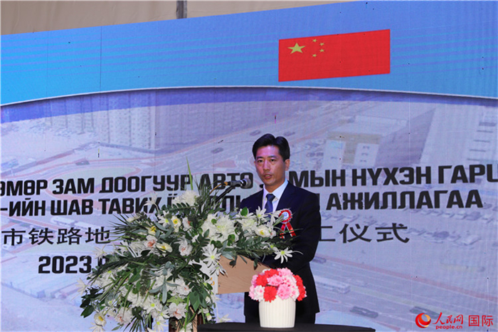 中鐵四局集團(tuán)國際事業(yè)部執(zhí)行經(jīng)理朱春峰致辭。人民網(wǎng)記者 霍文攝