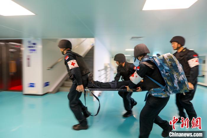 “和平方舟”號醫(yī)院船在西太平洋海域進(jìn)行反恐反海盜演練。圖為醫(yī)療救護(hù)組在轉(zhuǎn)運“傷員”?！⌒煳?攝