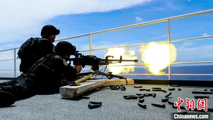 “和平方舟”號醫(yī)院船在西太平洋海域進(jìn)行反恐反海盜演練。圖為火力組隊(duì)員進(jìn)行警告射擊?！⌒煳?攝