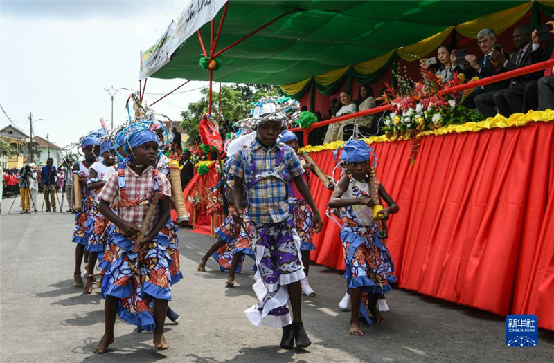 7月12日，演員在圣多美和普林西比圣多美島瓜達(dá)盧佩鎮(zhèn)舉行的獨(dú)立日慶典活動(dòng)上表演。新華社記者 韓旭 攝