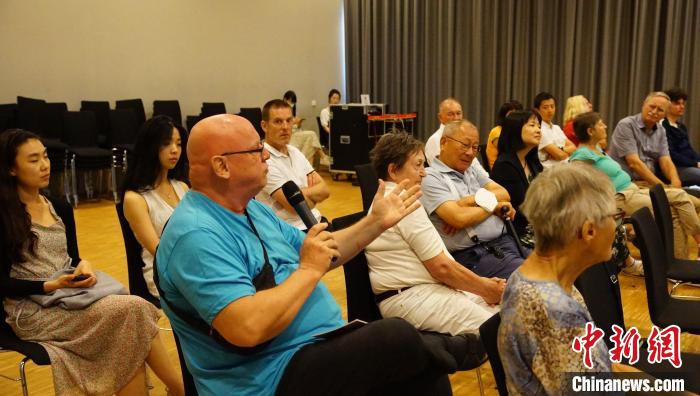 圖為現(xiàn)場觀眾提問。　柏林中國文化中心供圖