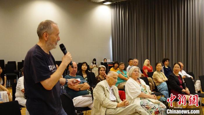 圖為現(xiàn)場觀眾提問?！“亓种袊幕行墓﹫D