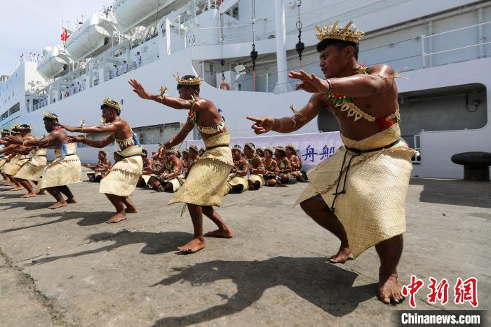 基方民眾表演當(dāng)?shù)靥厣璧?，歡迎“和平方舟”號醫(yī)院船來訪。　徐巍 攝
