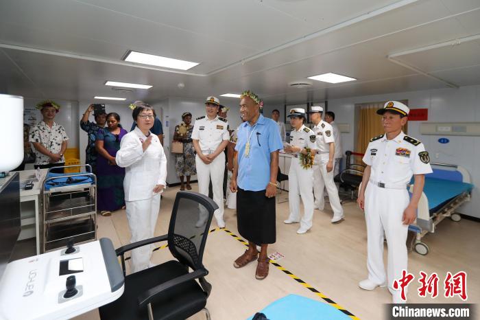 基里巴斯總統(tǒng)等政要參觀海上醫(yī)院。　徐巍 攝