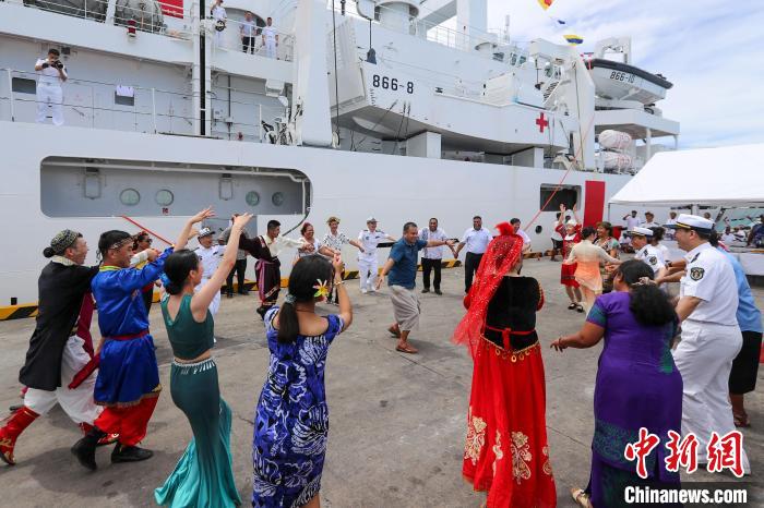 中基雙方人員在碼頭歡迎儀式上歡聚一堂?！⌒煳?攝