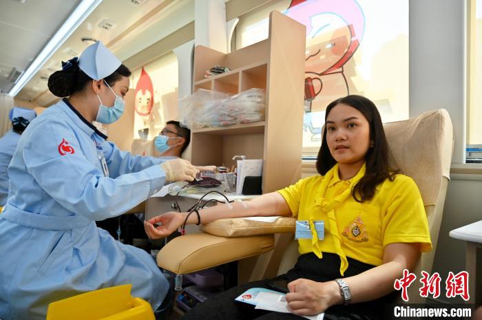 圖為獻(xiàn)血活動現(xiàn)場?！∮峋?攝