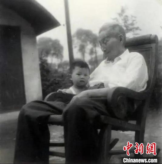 陳望道與幼年的陳曉帆。　陳曉帆供圖