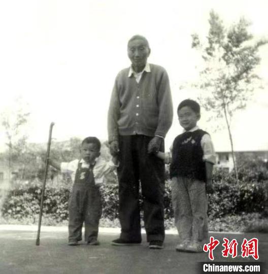 陳望道與幼年的陳曉帆(左)、陳曉帆的哥哥一起合影?！￡悤苑﹫D