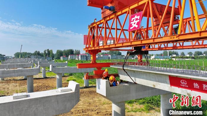 長25米重80噸的箱梁平穩(wěn)、精準(zhǔn)地落在S314分離式立交橋25號和26號墩上。　劉玉才 攝