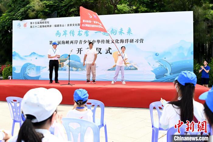 研習(xí)營授旗儀式。　張金川 攝