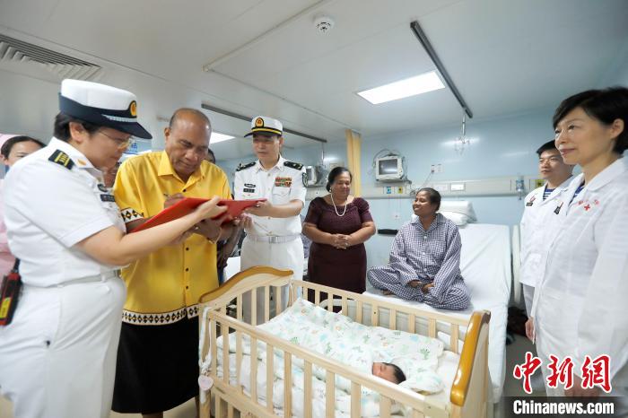 基里巴斯總統(tǒng)馬茂為新生兒取名，并在出生證明上親筆填寫寶寶名字?！±栌?攝