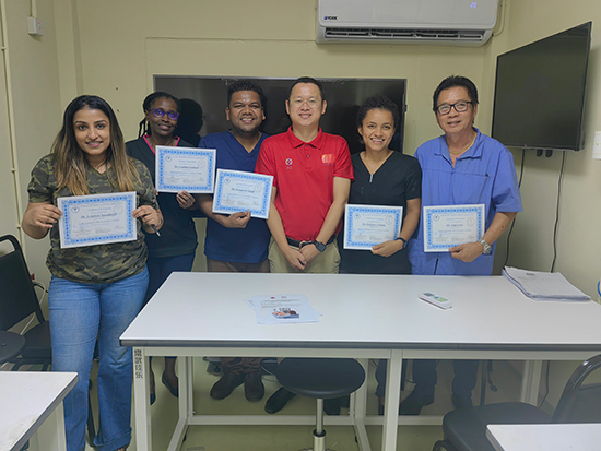 醫(yī)療隊(duì)成員與部分學(xué)員合影。第18期援圭亞那醫(yī)療隊(duì)供圖